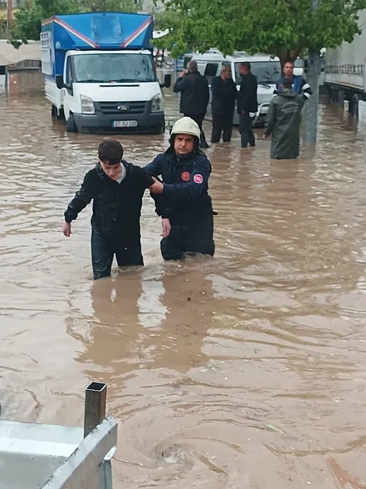 Süper Hücre Fırtına Can Aldı! İki İlde Eğitime Ara Verildi